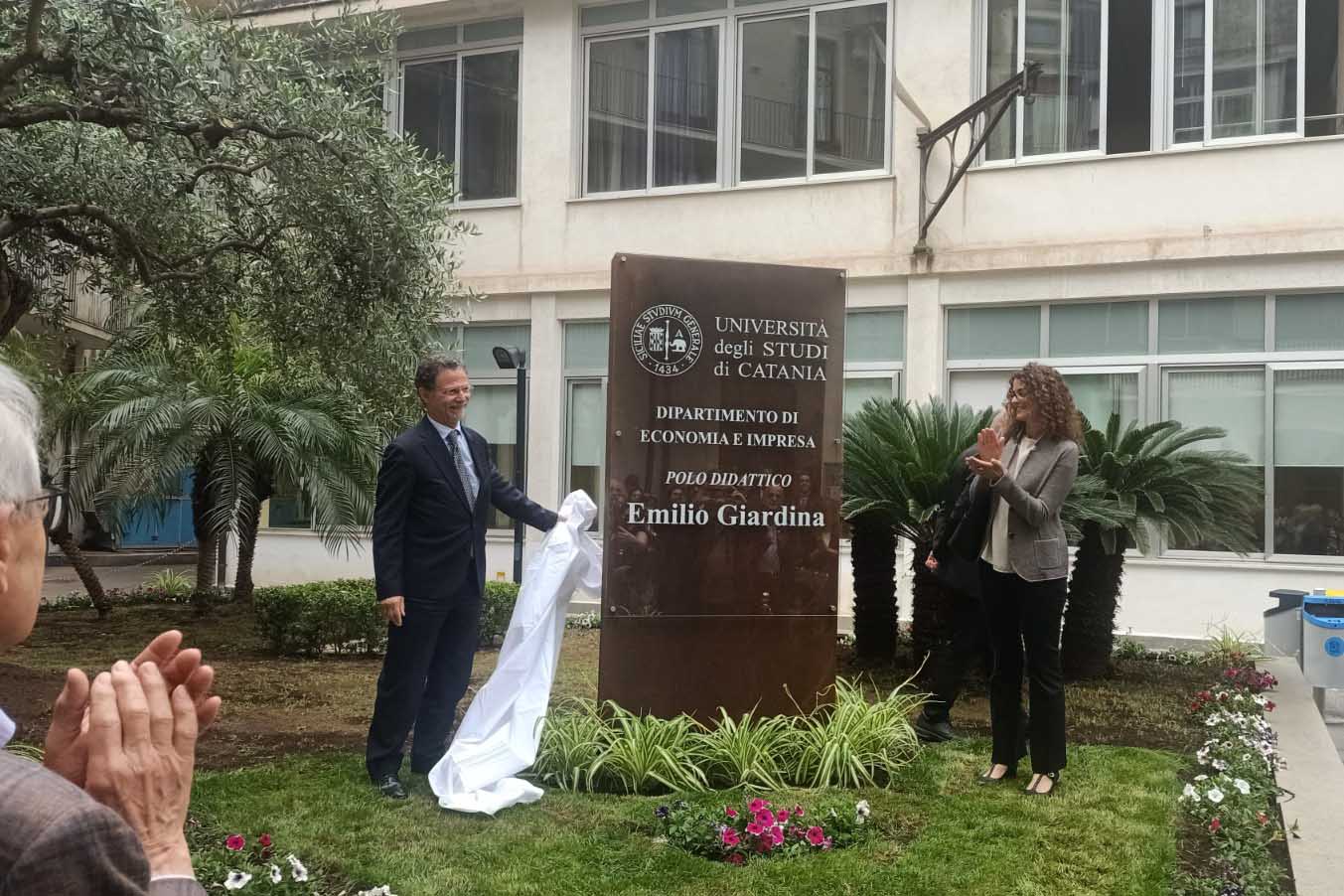 Il rettore Francesco Priolo mentre svela la targa in memoria del prof. Emilio Giardina. Al suo fianco Irene Giardina